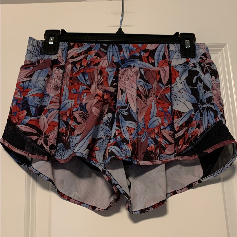 Lululemon Athletica Black and Floral Hotty Hot Shorts, Sz 8, 2.5 inch, GUC